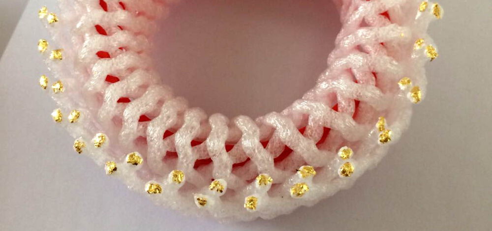 Studie: Plastik-Armreif mit Blattgold
