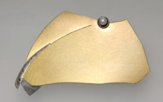 Gold-Brosche mit Perle