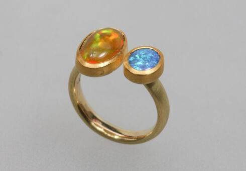 Doppelsteinring mit Opalen